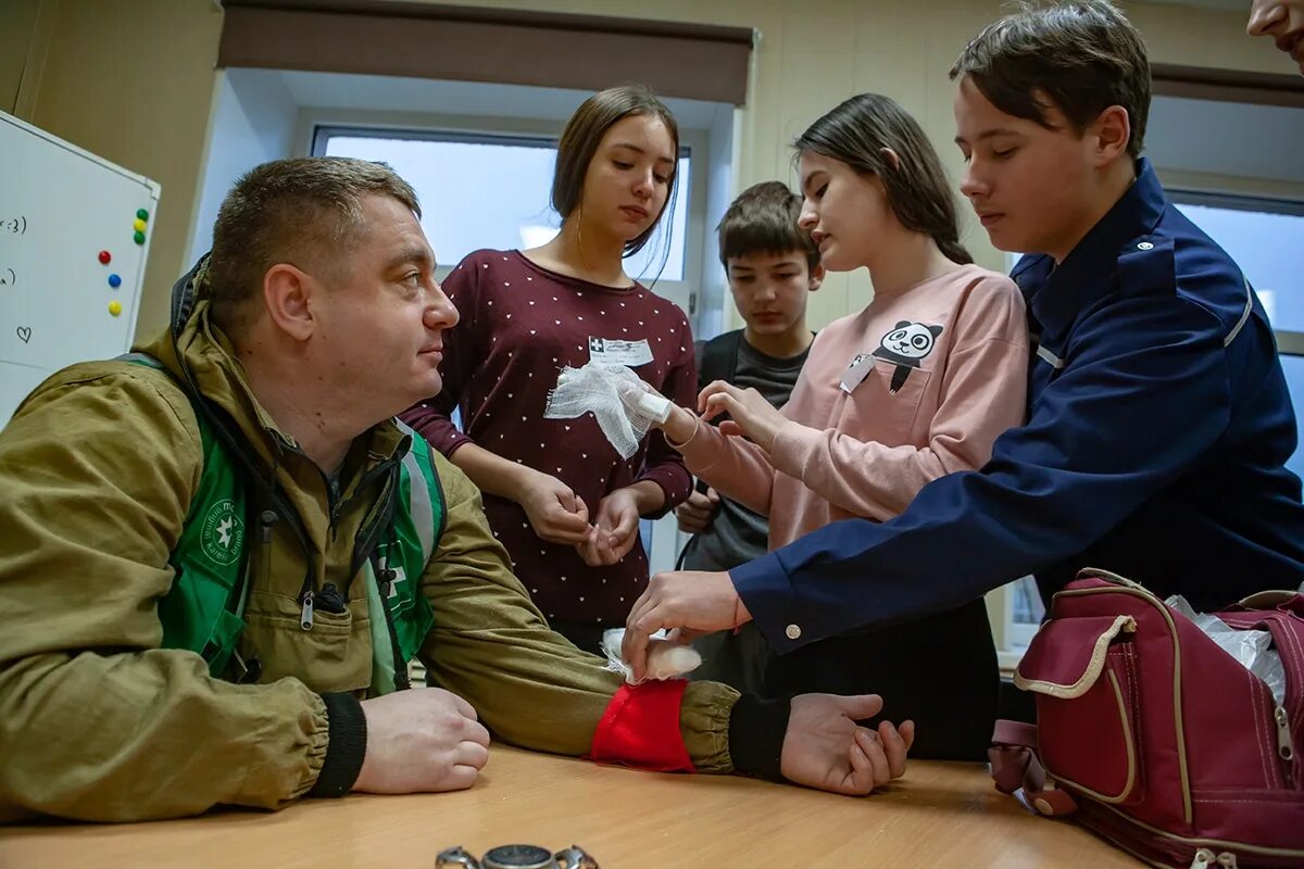 волонтер первая помощь. медицинские работники нижневартовска. волонтер первая помощь. волонтеры медики баннер. волонтеры школьники.