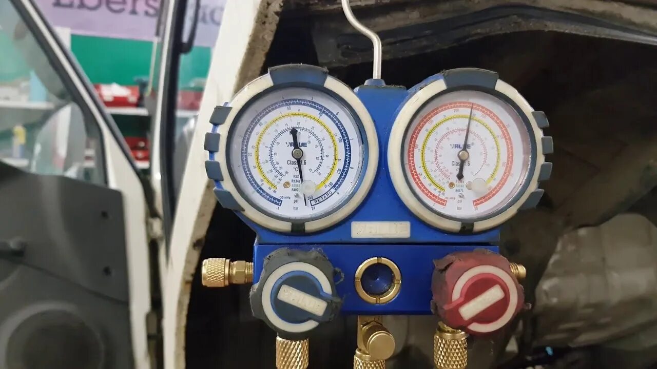 Заправка авторефрижераторов фреоном. Заправка рефрижератора фреоном 404. Хладагент для рефрижератора. Манометрический коллектор для заправки автокондиционеров. Заправка рефрижератора фреоном