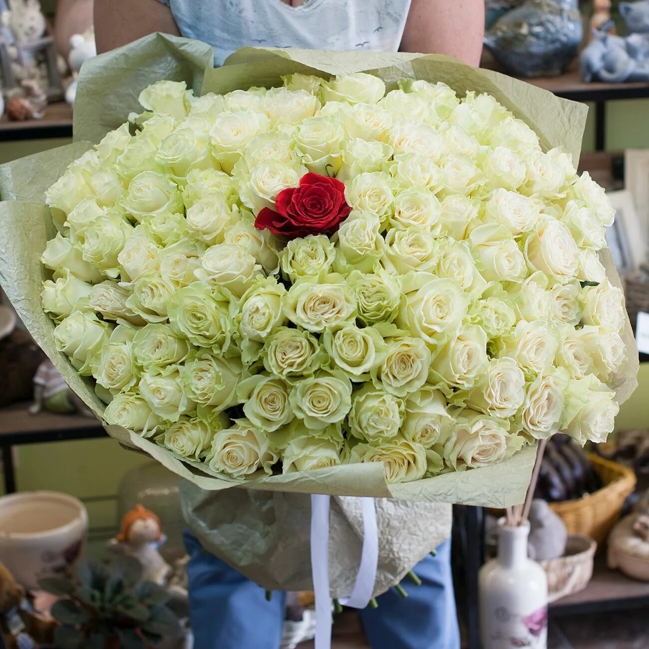 100 букетов. 100 букетов. Букет из 100 роз белых фото. Большой букет роз. 100 букетов.