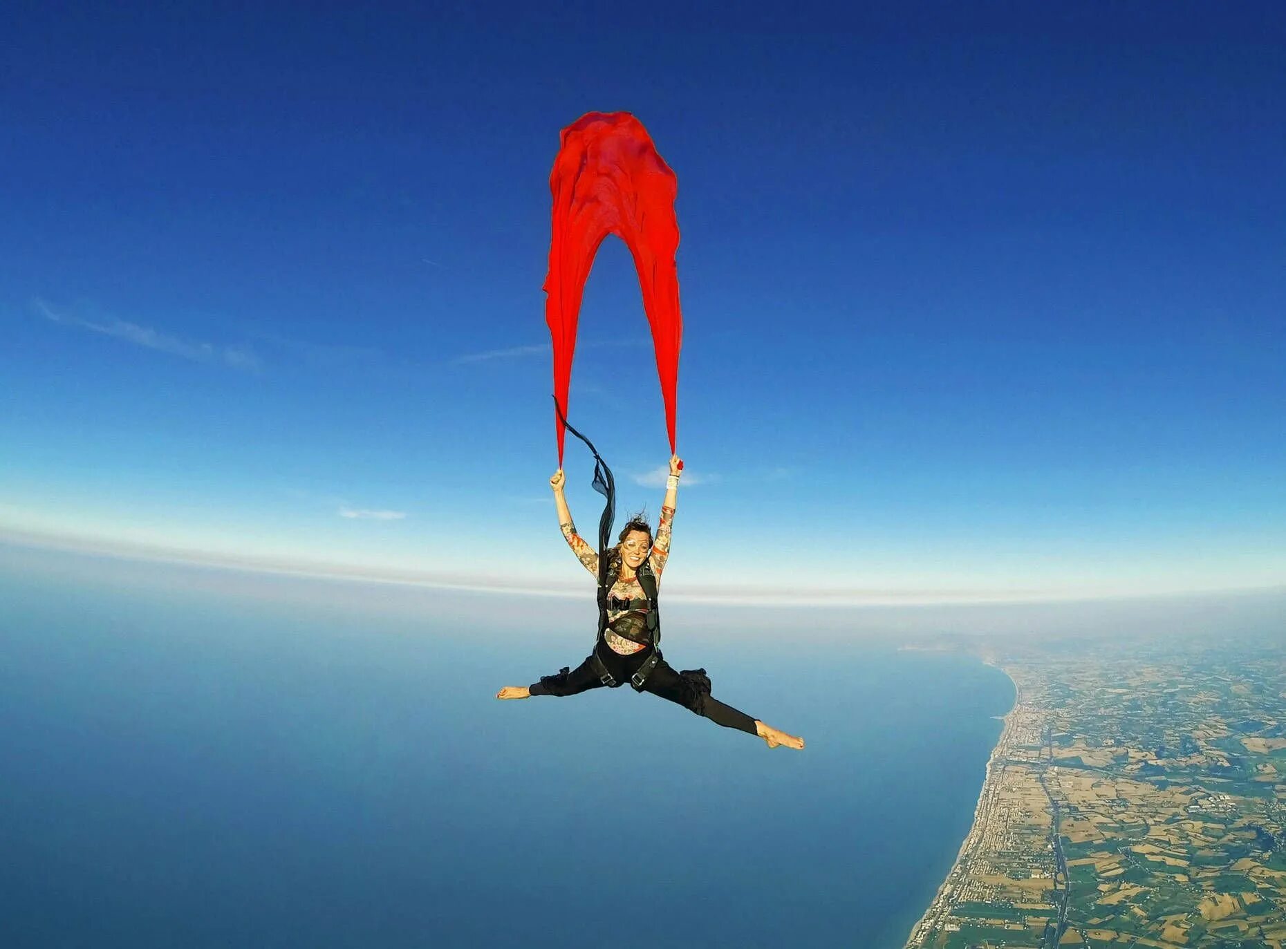 Полет человека видео. Бейсджампер Манчино. Бейсджампинг парашютный спорт. Прыжок со скалы с парашютом.