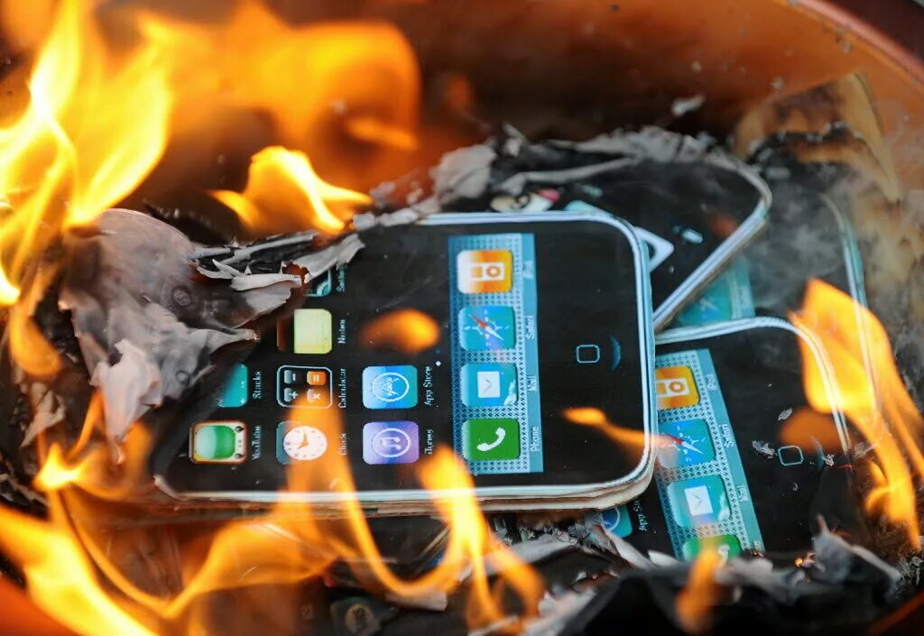 Мобильное уничтожение. Горящий смартфон. Сгорел смартфон. Взрыв сотового телефона. Пожары гаджетов.