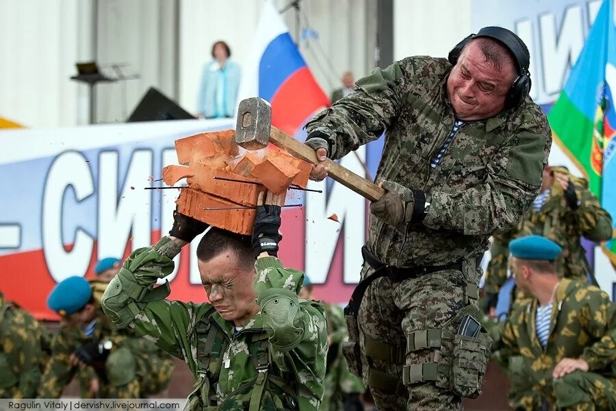 Морской пехотинец угарная. Десантники россии. Десантники бьют. Десантник бьет бутылку об голову. Драки десантников на день вдв.