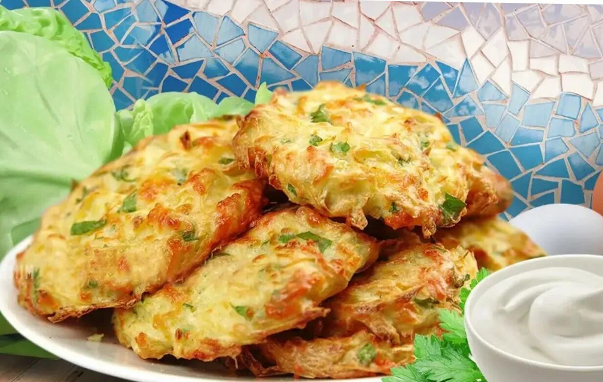 Вкусное блюдо из капусты белокочанной на сковороде. Капустные оладьи. капустные оладьи на кефире. оладьи из капусты белокочанной. капустные драники.