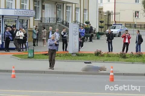 На улице людной средь белого дня