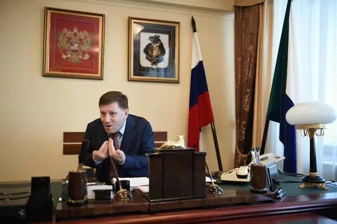 Губернатор сидит