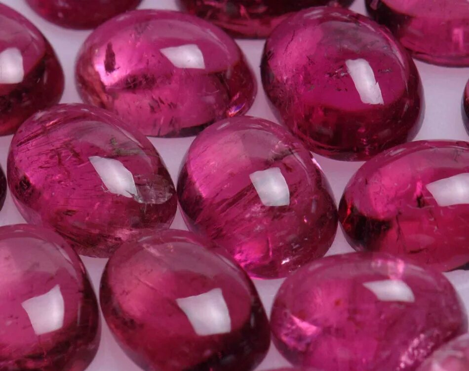 Pink stones. Турмалин красный рубеллит. Розовый турмалин рубеллит камень. Розовый кварц турмалин камень. Рубеллит розовый Самоцветы.