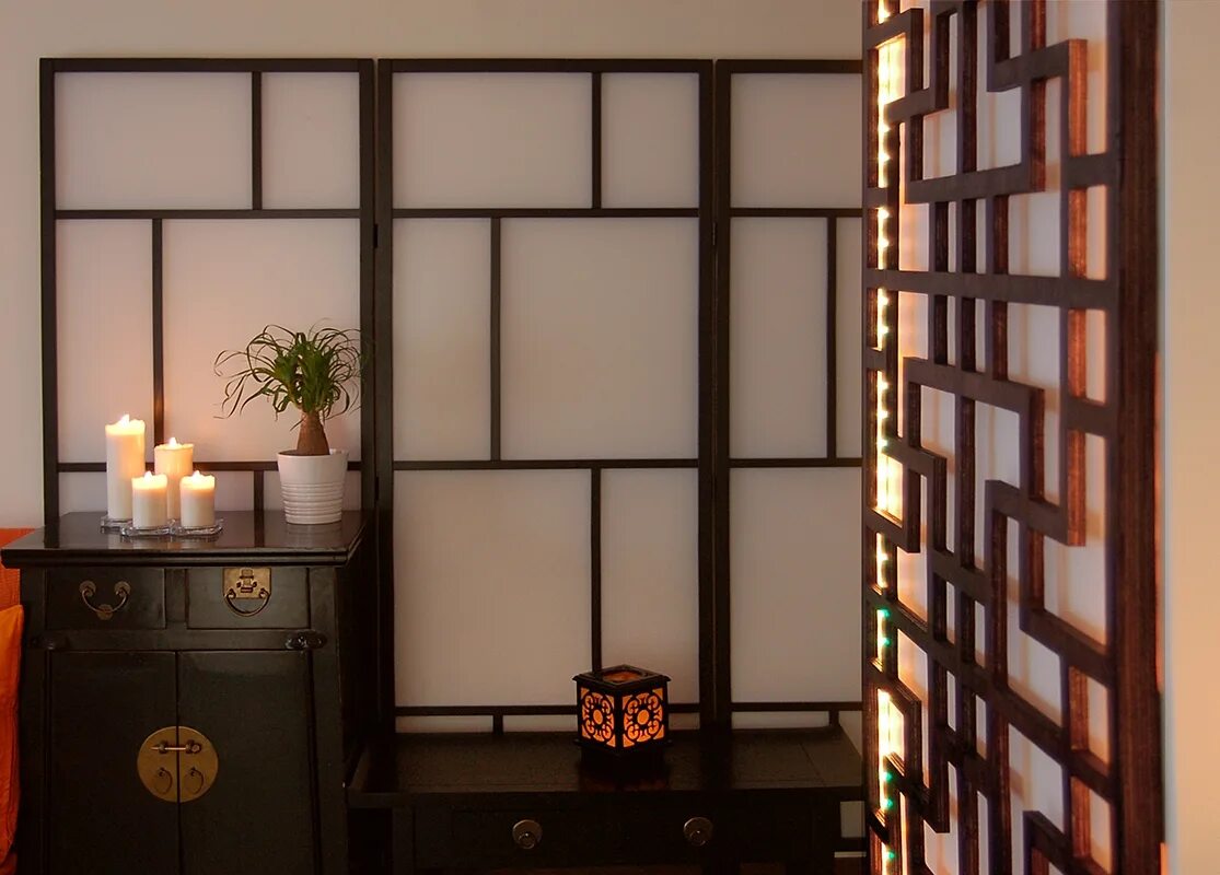 японские раздвижные перегородки сёдзи. ширма в японском стиле. японская перегородка сёдзи. японские перегородки фусума. комната в японском стиле.