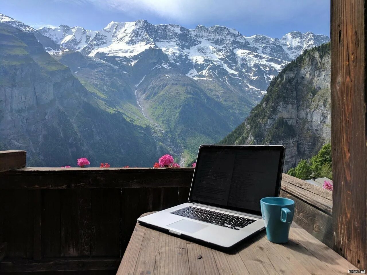 Работа в горах россия. Идеальное рабочее место. Ноутбук в горах. Ноутбук на природе. Место с видом на горы.