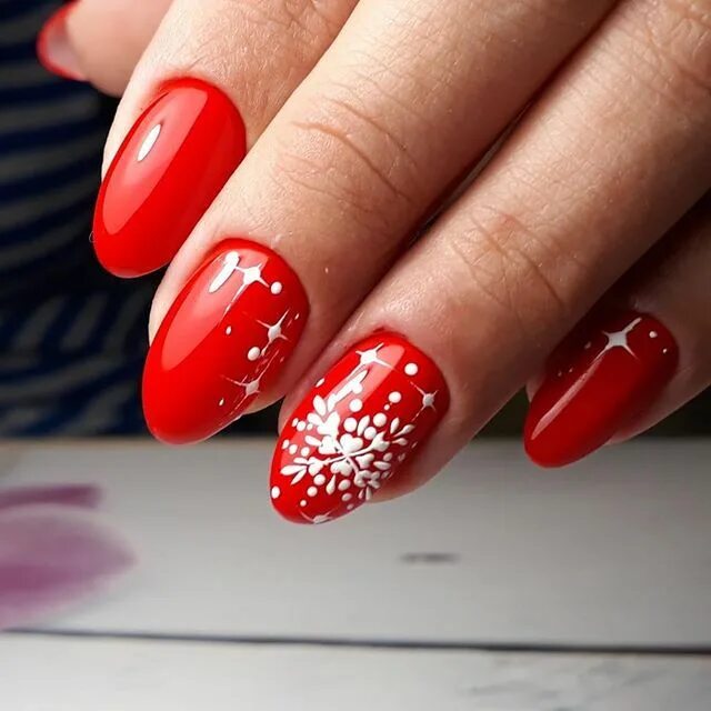 маникюр красные ногти со снежинками. маникюр красные ногти со снежинками. красный маникюр на короткие овальные ногти новогодние. красные новогодние ногти. красные ногти со снежиночкой.