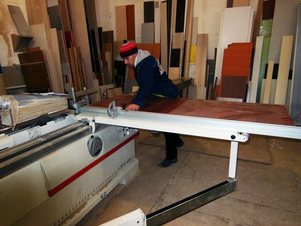 Распиловщик лдсп. Распиловщик фанеры. Распиловщик в мебельный цех. Распил лдсп 1035*560мм с кромкооблицовкой. Распиловка лдсп.