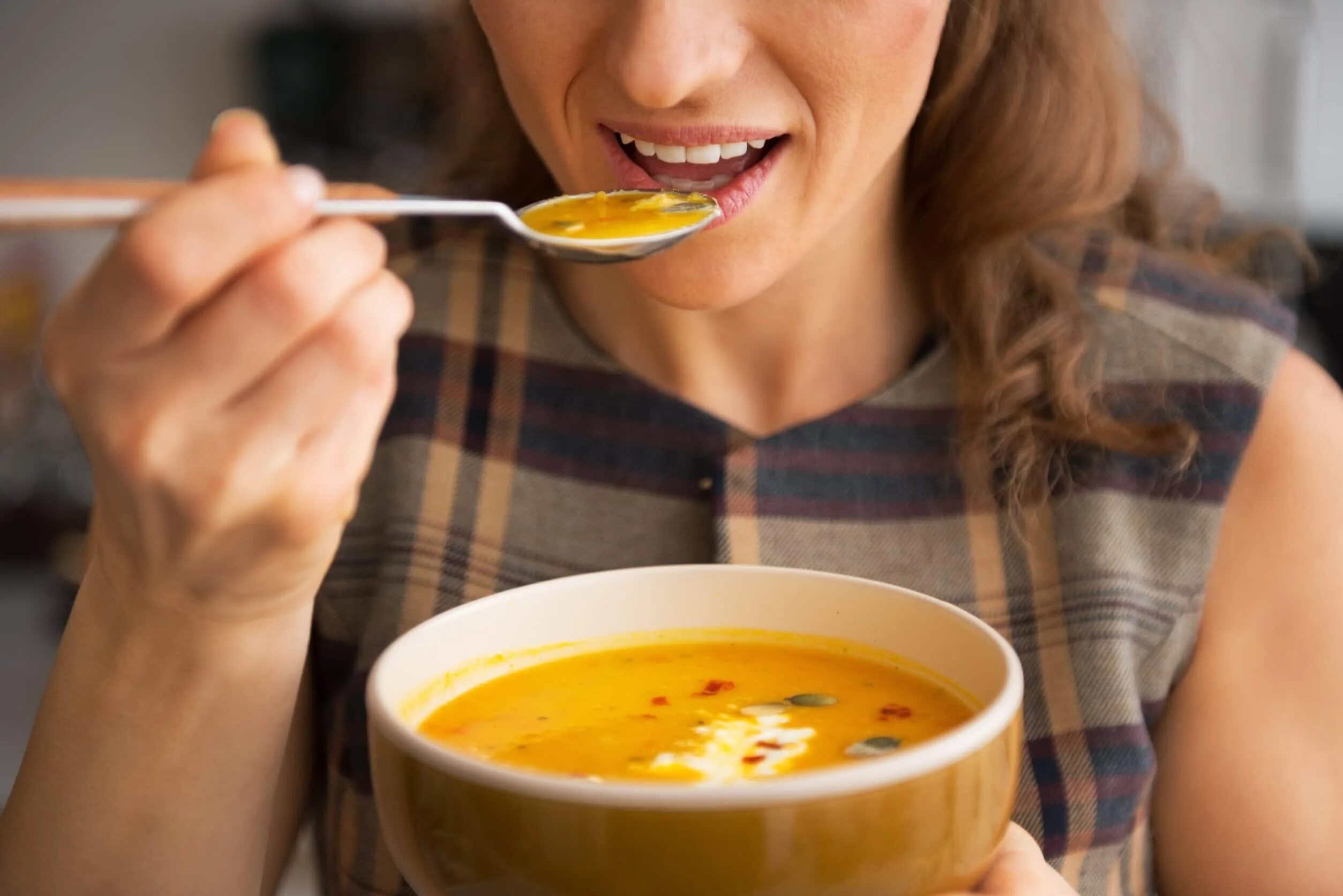 Не чувствую вкус пищи. Ест суп. Девушка ест суп. Ест ложкой. Человек ест суп.