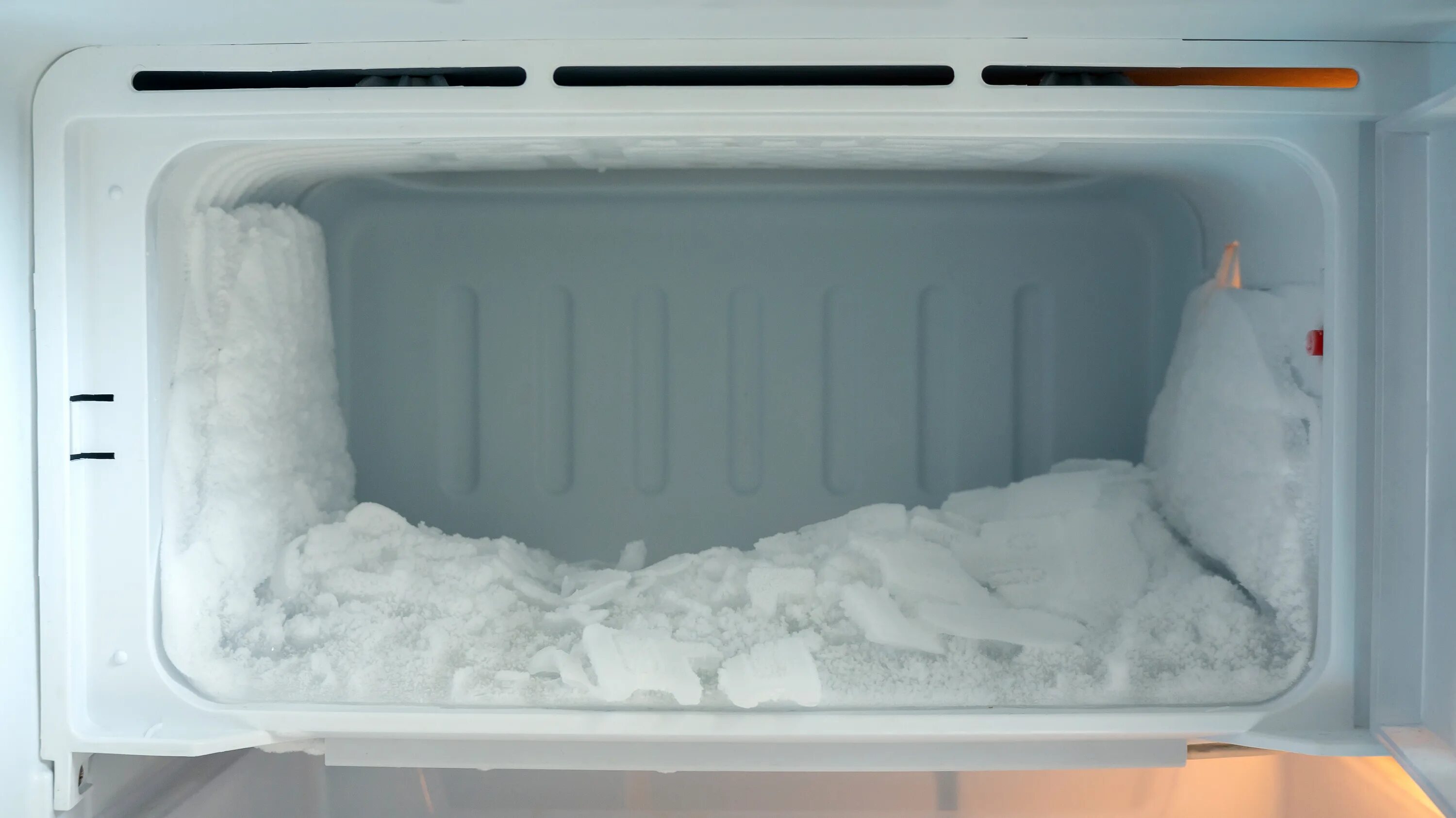 Лед в морозилке. Морозилка внутри. Замороженный холодильник. Морозильная камера изнутри. Растаял холодильник