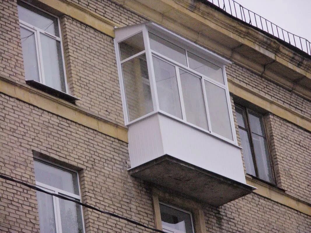 Застекленный балкон. Козырек на балкон. Козырек над балконом. Остекление балкона с крышей. При какой температуре можно застеклять балкон