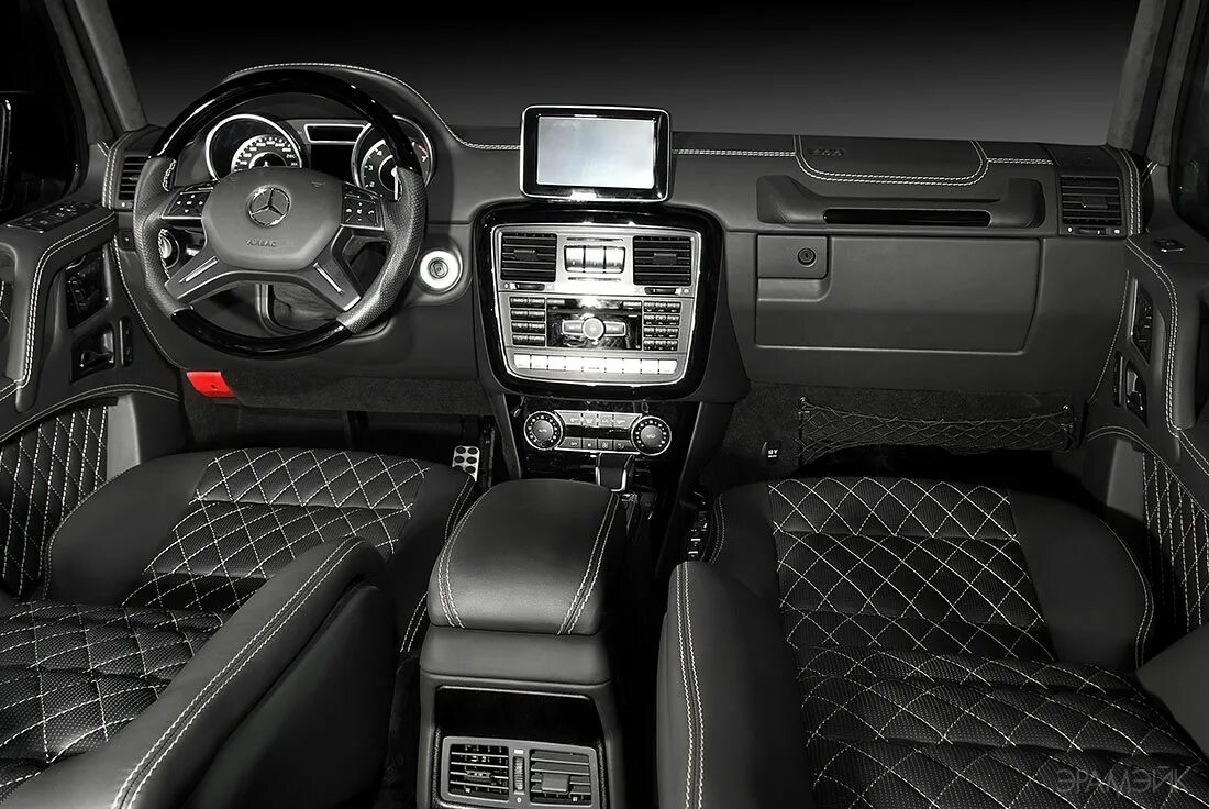 автосалон гелендвагена. Mercedes g class 2022. гелендваген в автосалоне. Mercedes benz g class 1995 салон. автосалон геликов.