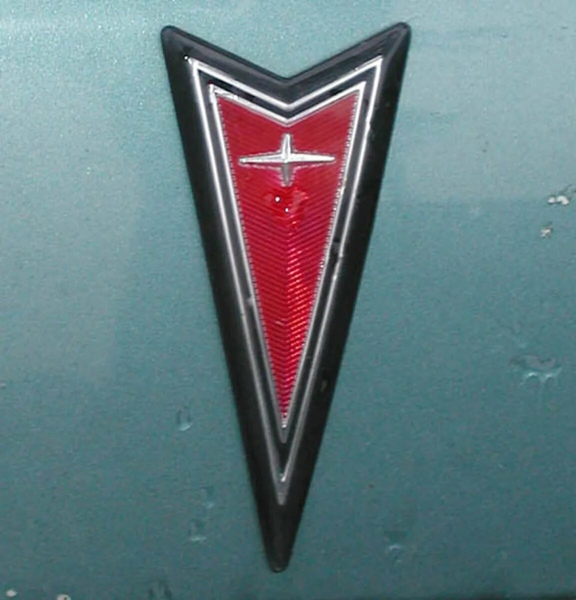 Красный значок автомобиля. Треугольный значок автомобиля. Марка автомобиля с треугольником. Марка машины красный треугольник. Треугольный логотип машины.