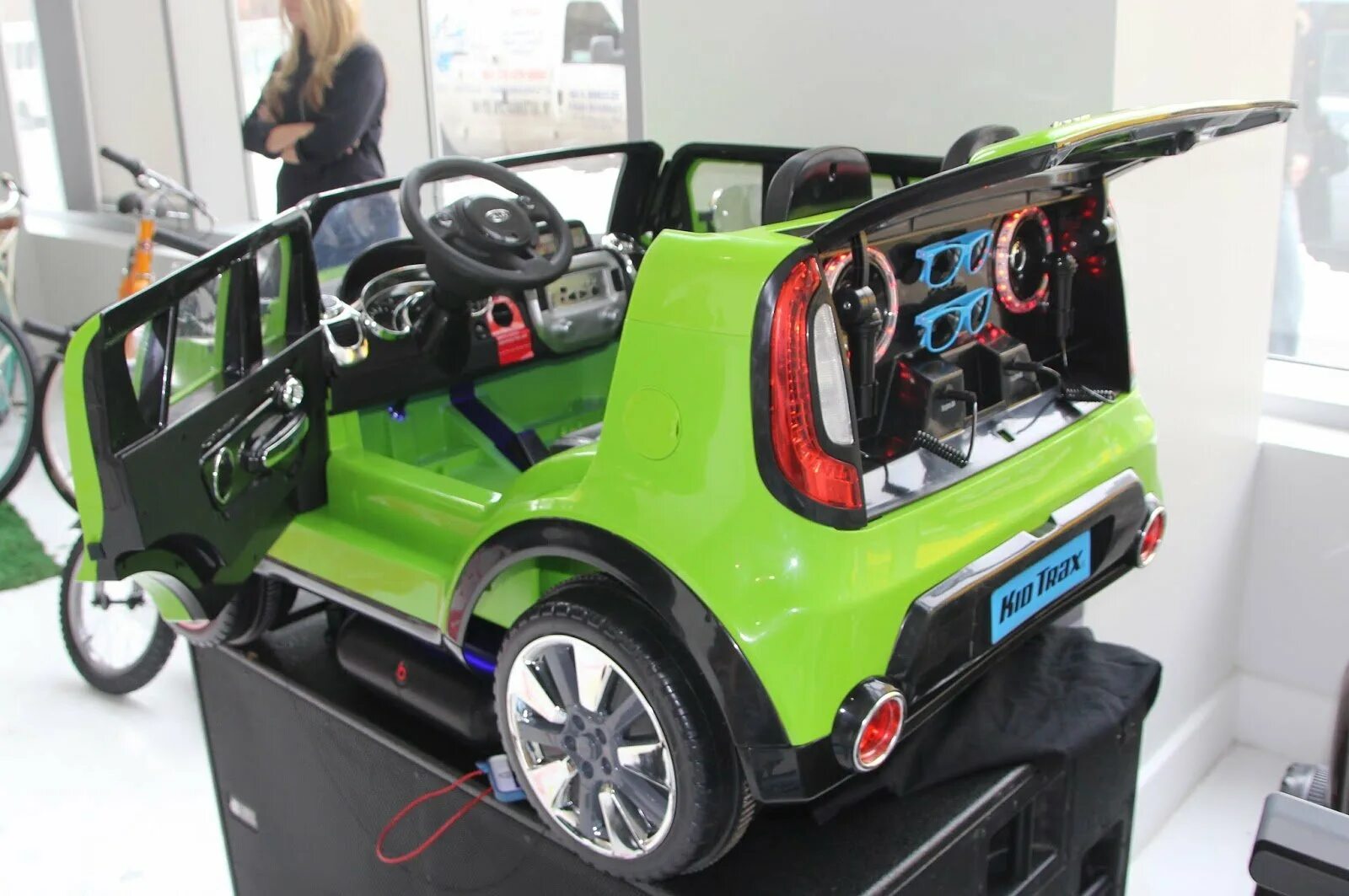 Включи станцию мини 4. Kia Soul электромобиль. Электромобили детские Киа соул. Atom Duo электромобиль. Детская машинка Киа соул.