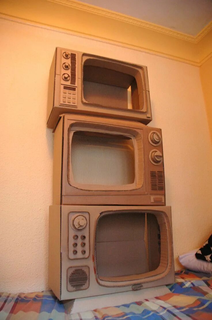 Телевизор из картона. Телевизор из картонной коробки. Бутафорский телевизор. Картонный телевизор. Телевизор из коробки для детского сада.