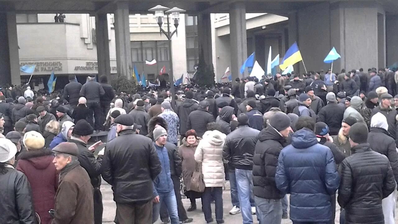 Верховной Радой АРК Симферополь. Симферополь митингующие 2014. Митинг у ВР Крыма 26 02 2014 г. Беркута возле Верховной рады 2013год. Митинг в симферополе