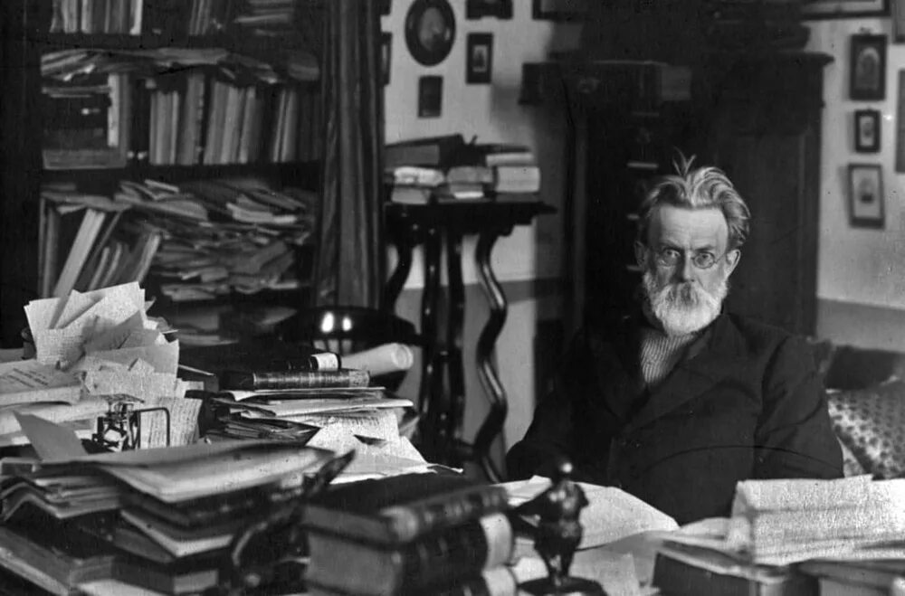 В работах многих ученых и. Многие исследователи такие как. Питер уэйр хиггс. Альберт эйнштейн фото. Великие физики 20 века.