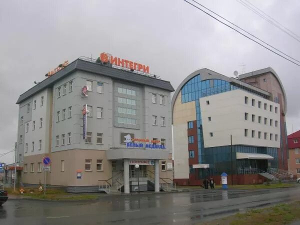 Ул матросова 15 пятёрочка город салехард. Магазин одежды салехард. Магазин центральный 3. Магазин стрелец владивосток. Улица маяковского салехард.