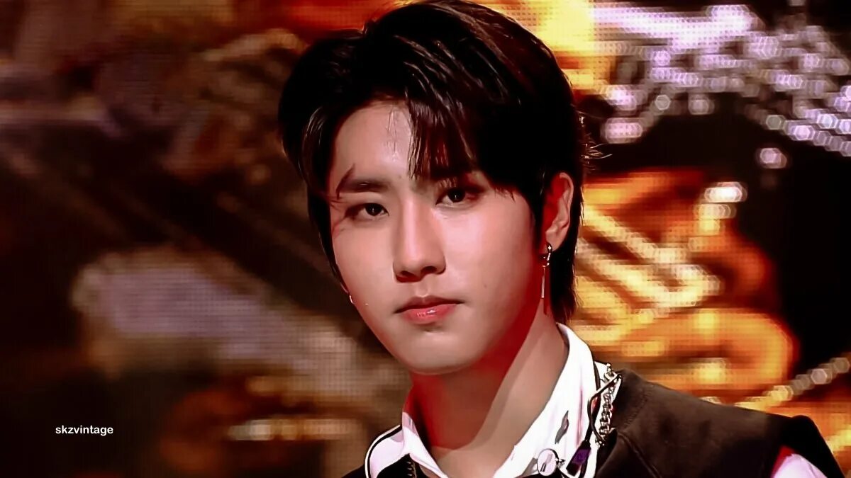 Хван хенджин motley crew. Хенджин aotm. Хёнджин stray kids play with fire. Хван хёнджин stray kids 2021. Stray kids бан чан и хёнджин red lights.