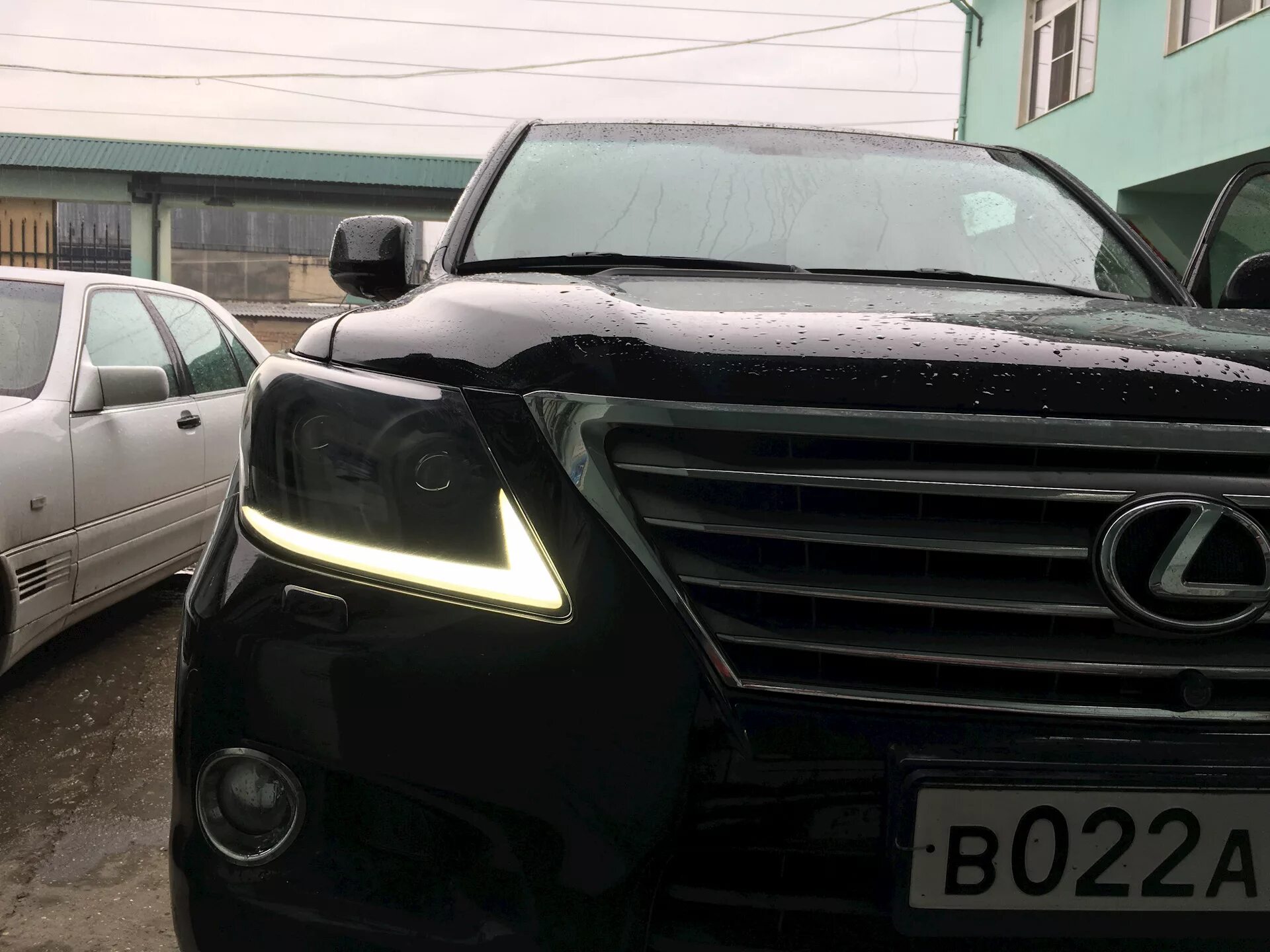 Lexus lx фара. Lx570 фары тонированные. lexus lx 2014 фара. lexus lx 570 тюнинг фар. лексус 570 затонированными фарами.
