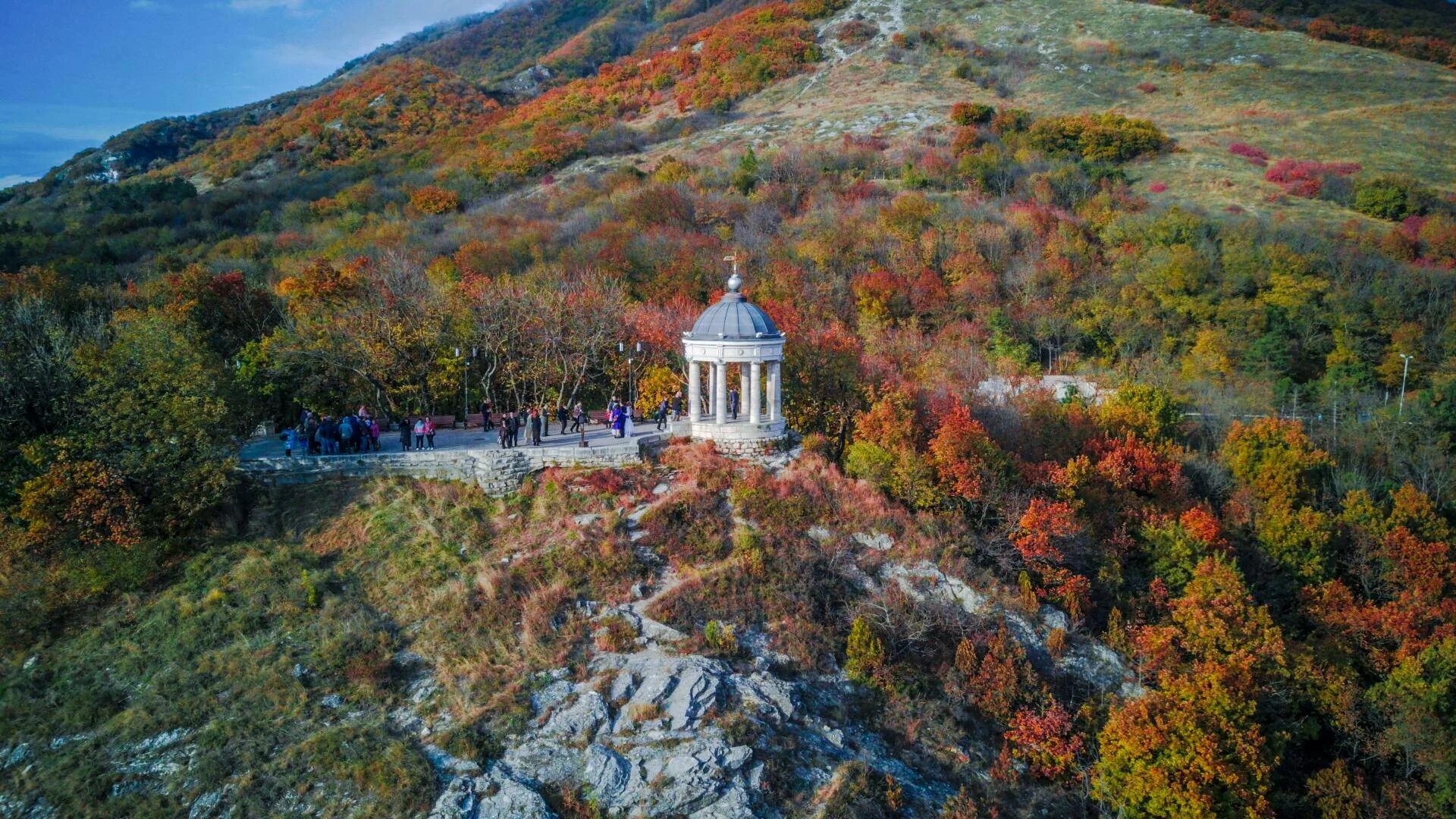 Достопримечательности пятигорска и его окрестностей. Эолова арфа Пятигорск. Эолова арфа Пятигорск осень. Эолова арфа Пятигорск осенью. Гора Машук Эолова арфа.