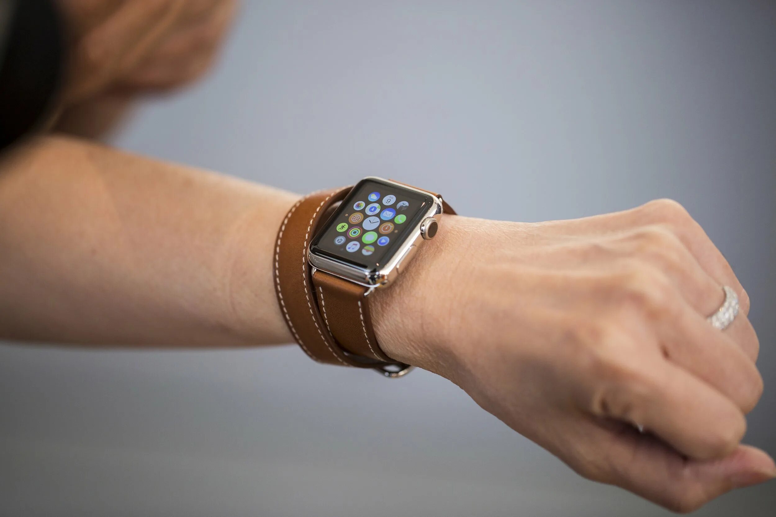 Apple watch 9 hermes. Эпл вотч Гермес. Apple IWATCH Гермес. Apple watch 2023. Умные часы на руке.