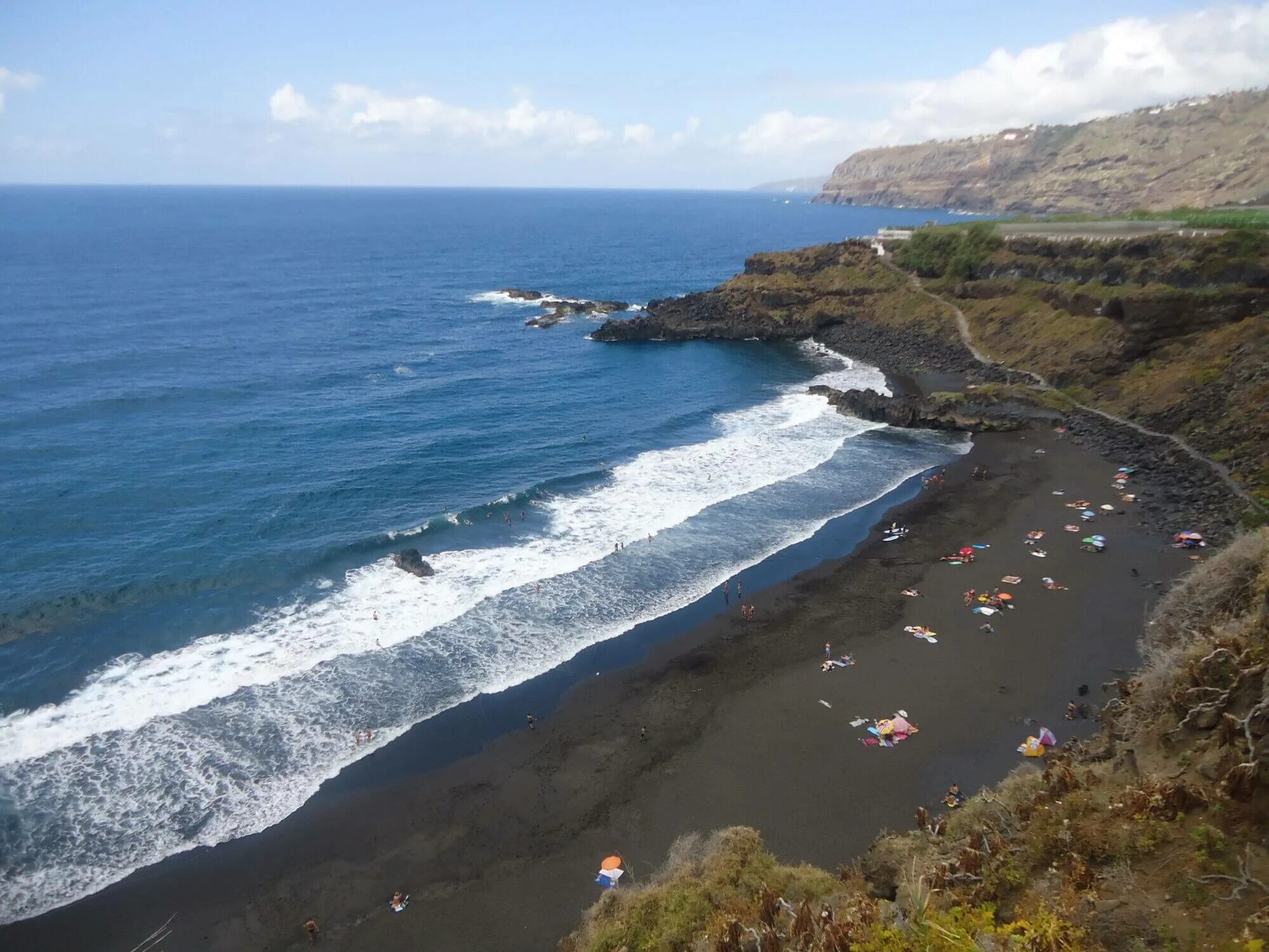 Sheo tenerife black sand. Тенерифе вулканический пляж. Тенерифе черный песок. Тенерифе вулканический пляж. Тенерифе черный пляж.