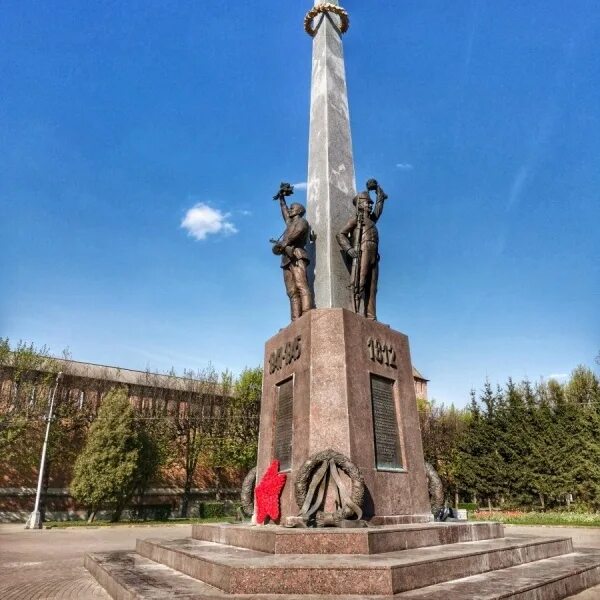 Памятники культуры смоленской земли. Памятник воинам освободителям в Смоленске. Памятник защитникам Смоленска на площади Победы. Город герой Смоленск памятники. Площадь Победы Смоленск Обелиск Победы.