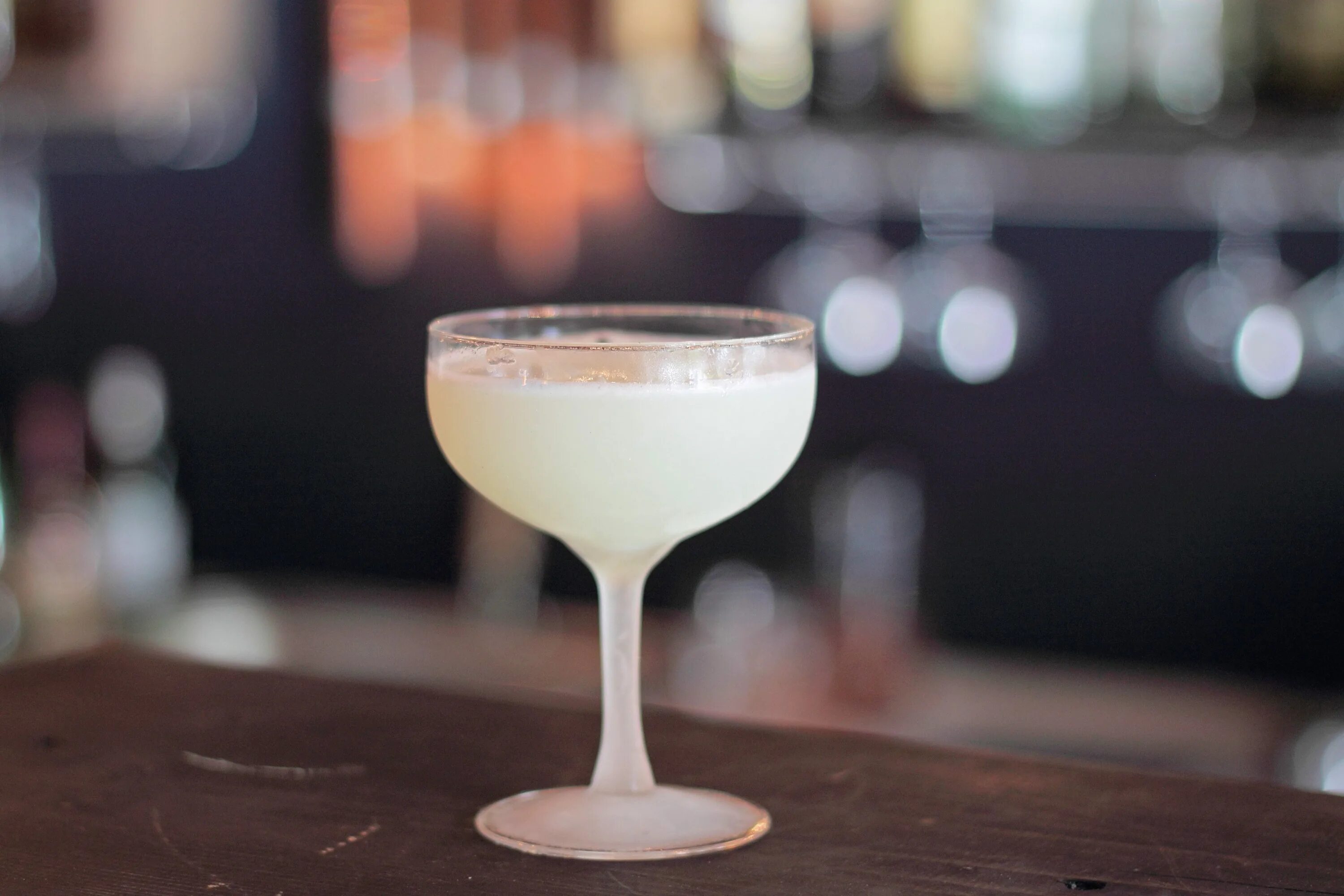 Вайт леди коктейль. White lady cocktail. Коктейль леди. Белый напиток. Браун уайт коктейль.