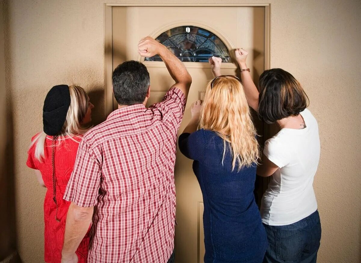 Длительное ожидание в очереди. Люди спешат на работу. Посетители не спеша проходят. Женщина спешит на работу. Человек торопится.