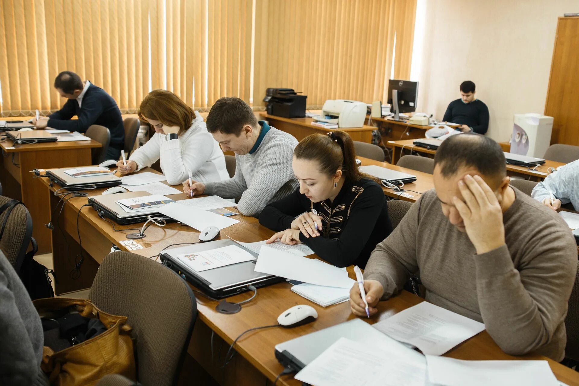 Повышение профессиональной квалификации курсы. Повышение квалификации. переподготовка персонала. повышение квалификации работников. переподготовка кадров.