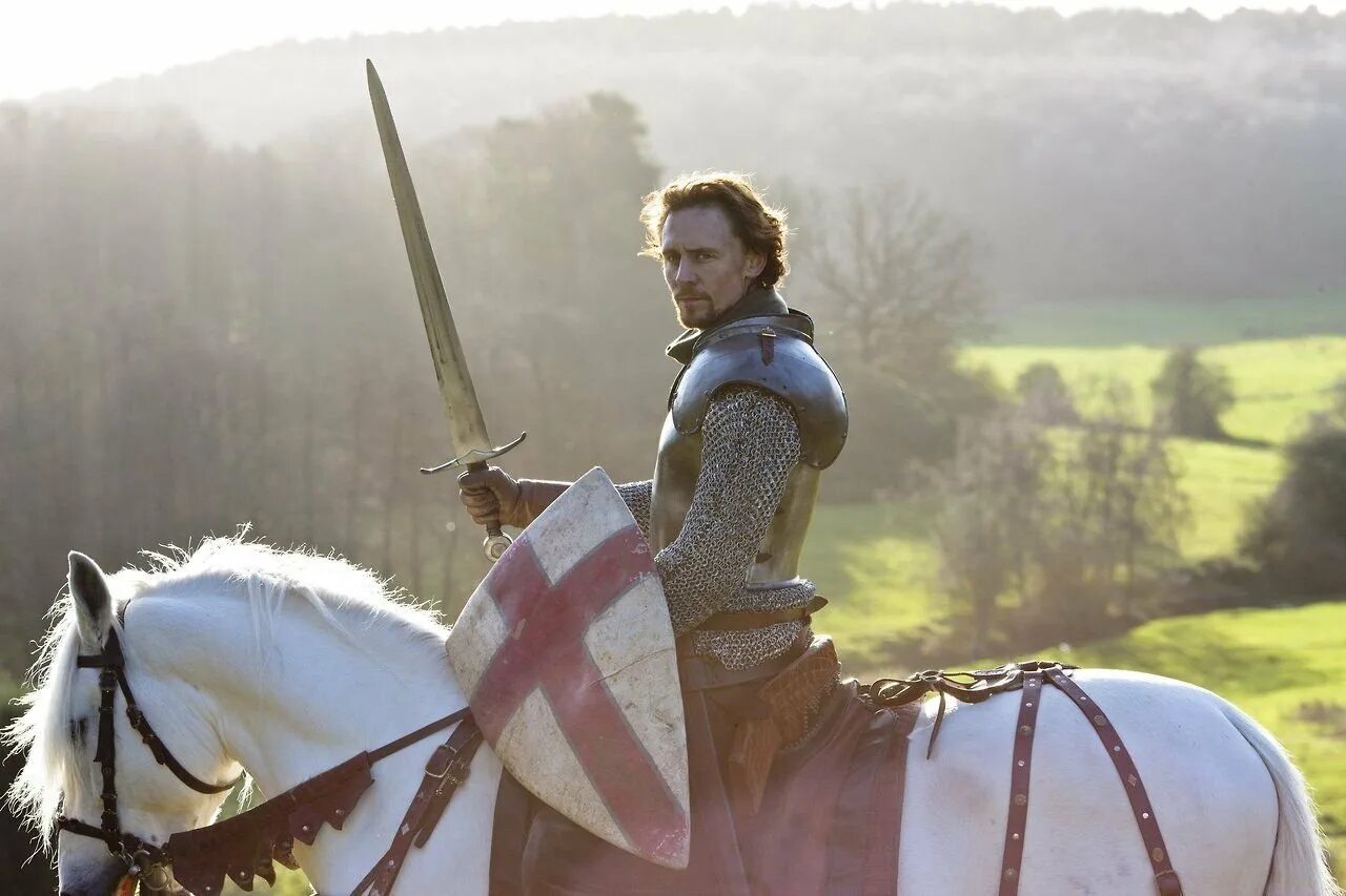 Идеальный принц любит меня как соперника. Том Хиддлстон рыцарь. Том Хиддлстон и лошадь. Tom Hiddleston Henry v. Рыцарь на белом коне.