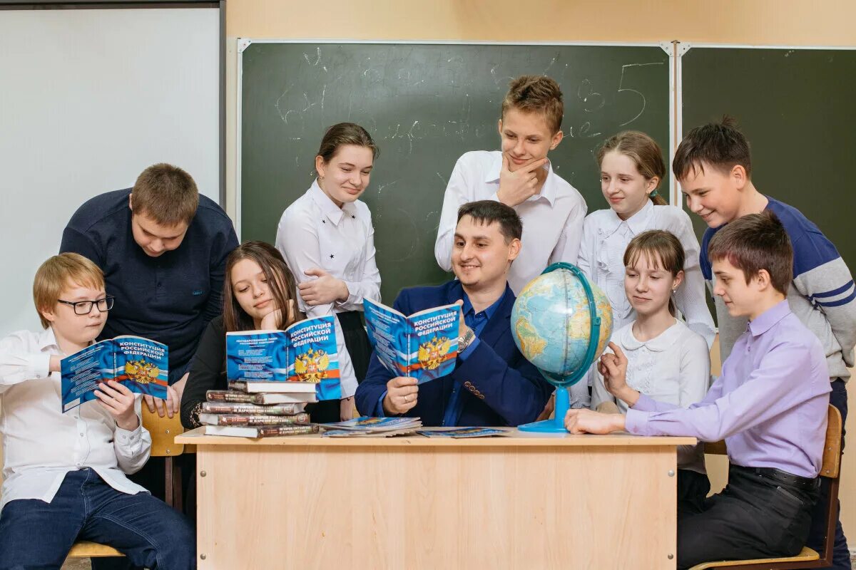 Какие разные истории. Урок обществознания. школьники на уроке истории. урок обществознания в школе. урок истории в школе.