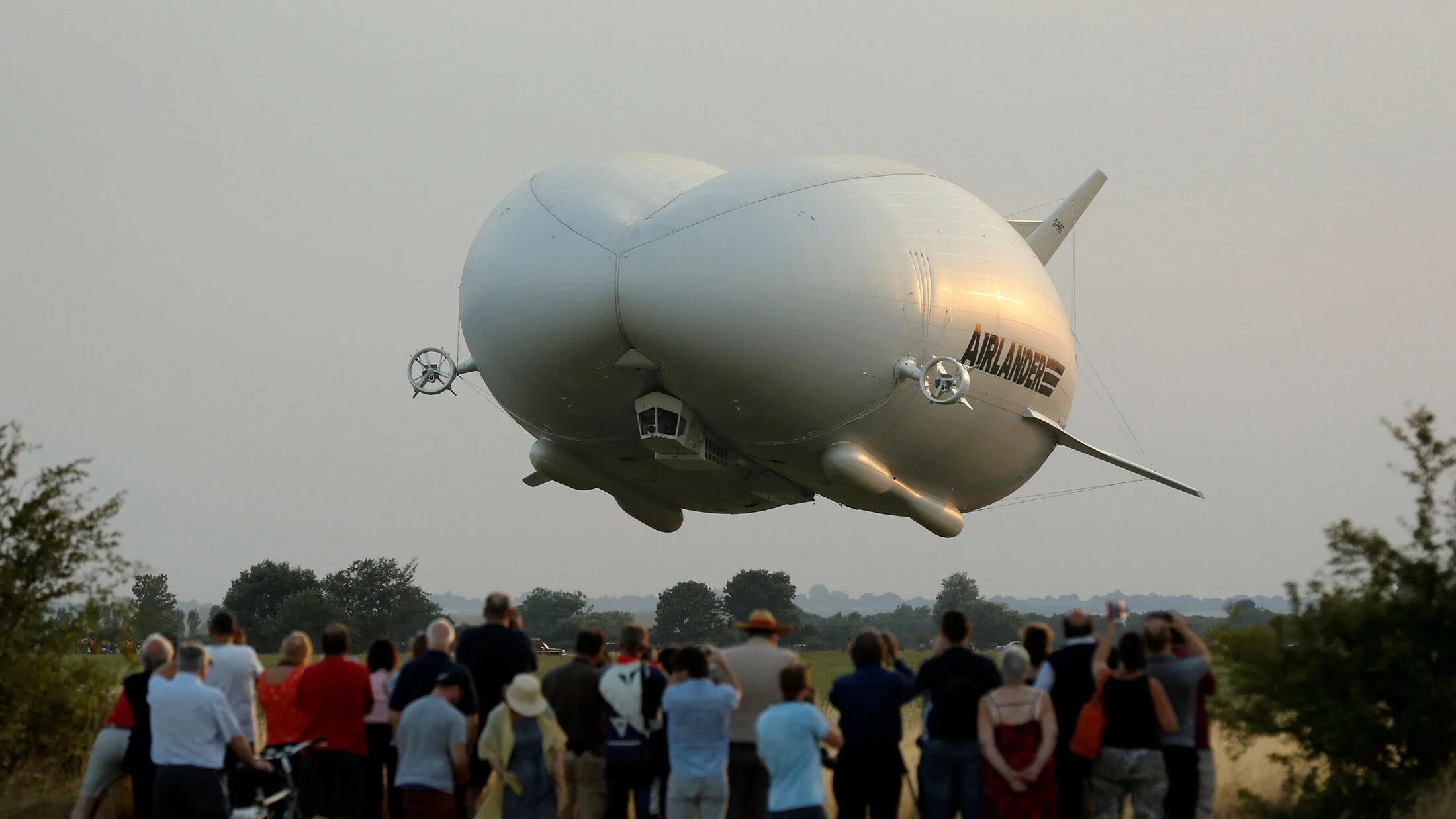 Дирижабль airlander. Дирижабль airlander. Самый большой дирижабль в мире гинденбург. Дирижабль airlander. Hybrid air vehicles airlander 10.