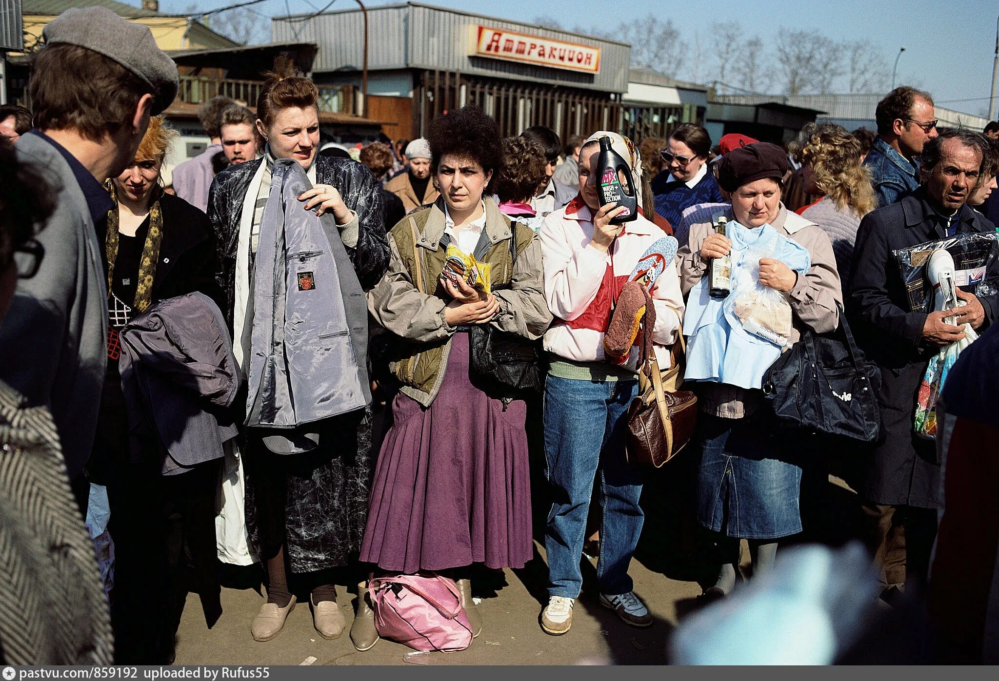 Как жили в 90 е. Рижский рынок в 90-е годы. Рижский рынок Москва 90. Москва 90-х уличная торговля. Рижский рынок в 90-е.