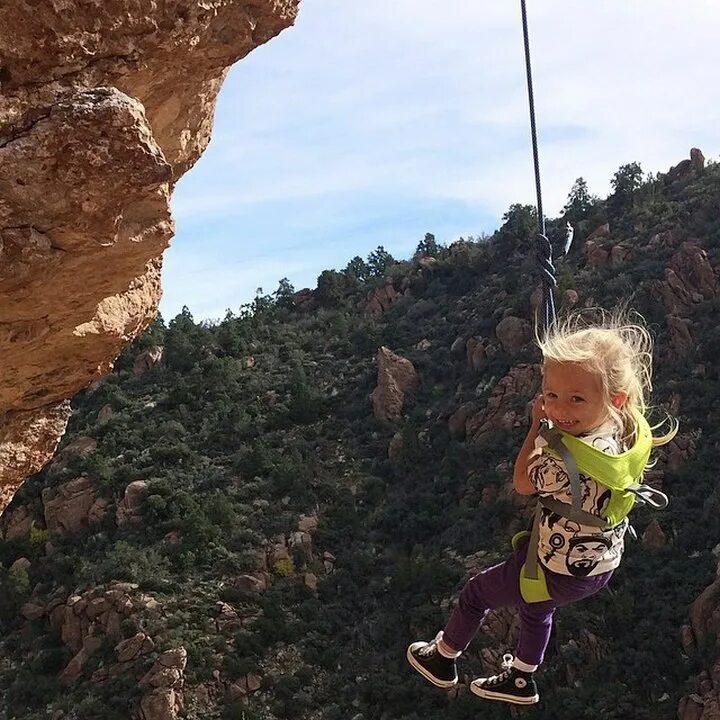 Mountain child. Морган Брехлер альпинистка. Дети на скалах. Горы для детей. Малыш в горах.