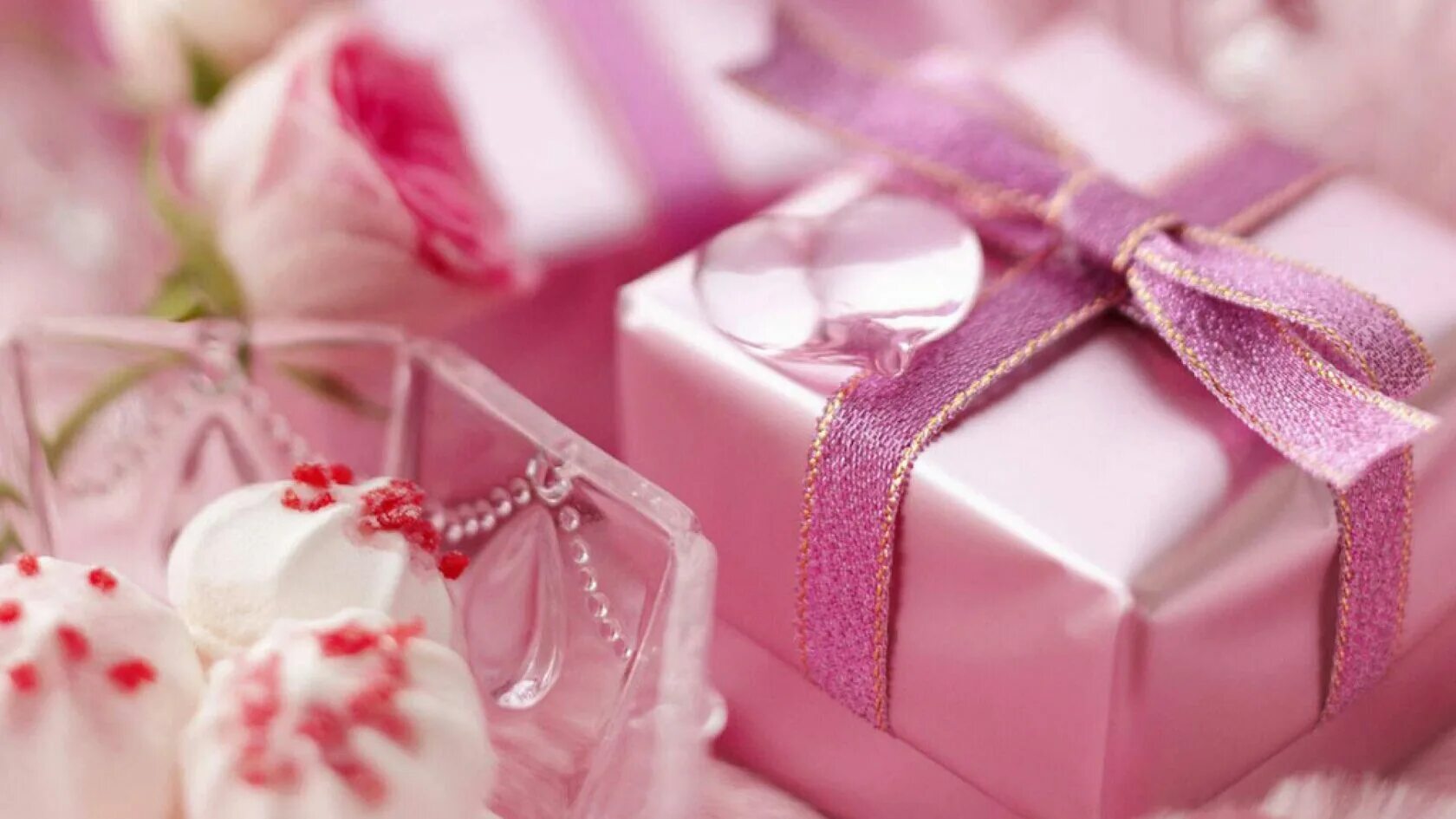 Подарок розовый. С днём рождения девушке. Подарок на день рождения. С днем рождения девушке цветы.