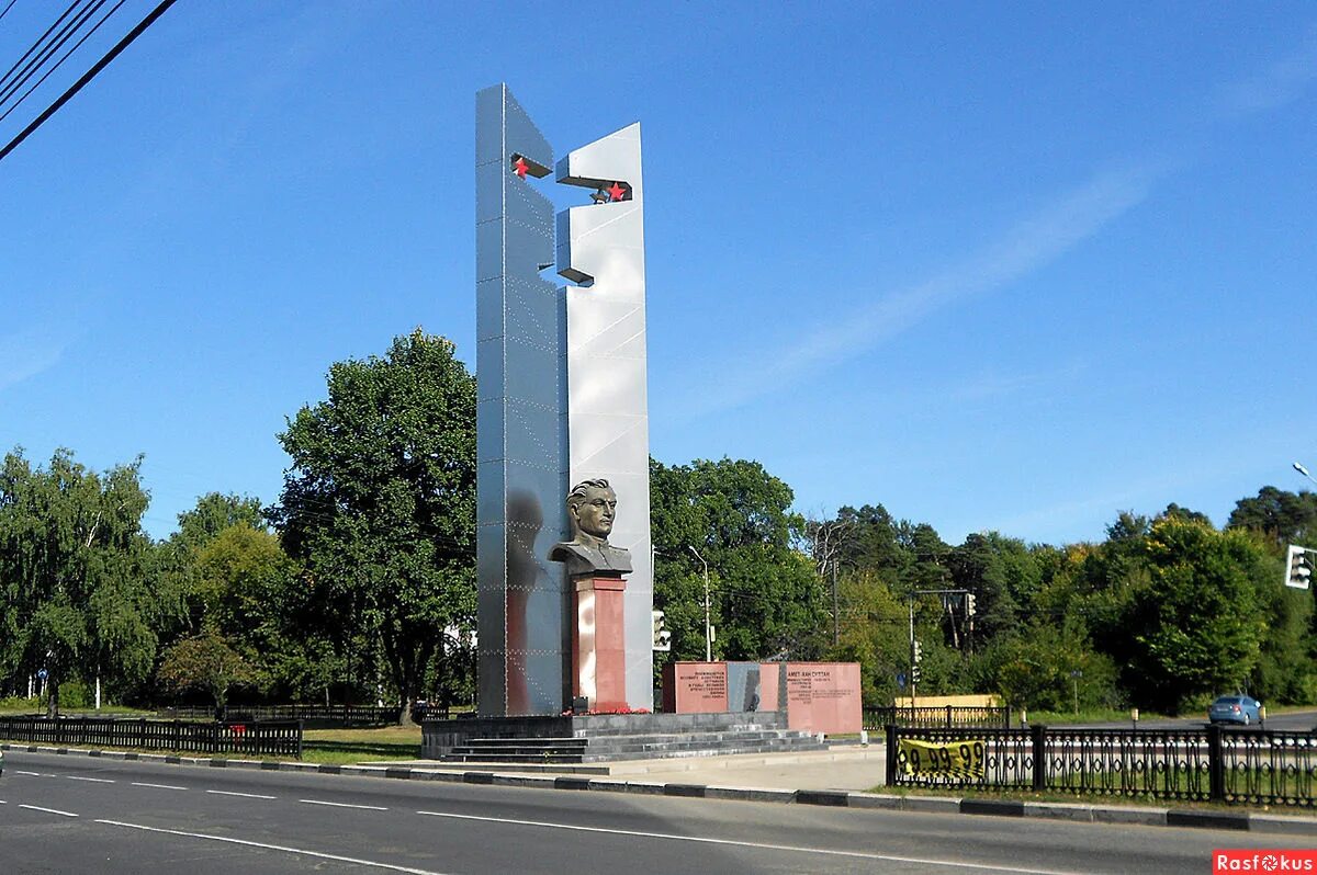 Летчику амет хану султану. Памятник Амет Хану султану в Ярославле. Арославль.Ахмед Хан свлтан.