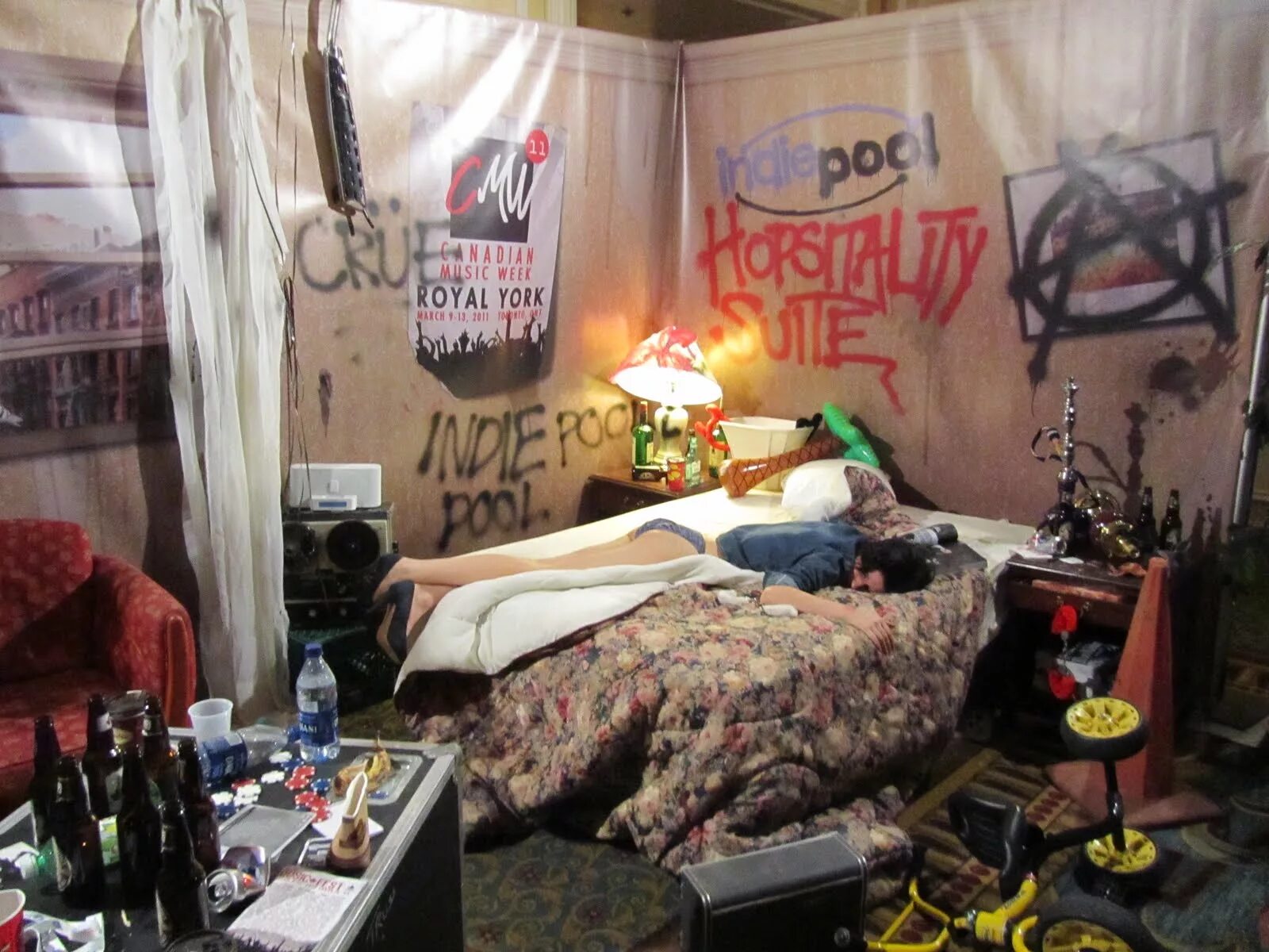 домашний треш. женщина полненькая в социальных сетях. романтика в ванной прикол. вечеринка в квартире. квартирная вечеринка.