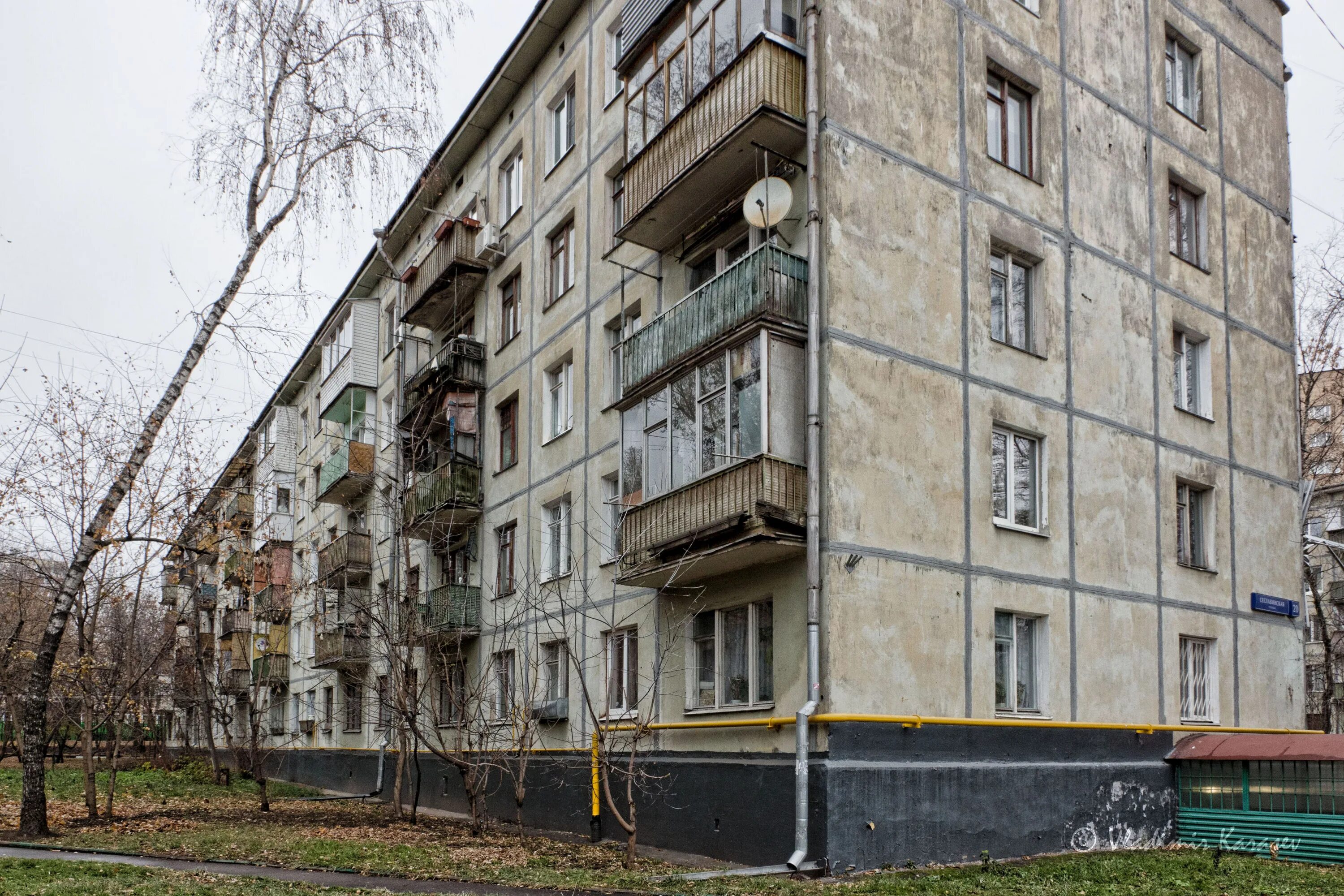 Пятиэтажный дом москва. Панельные пятиэтажки 80-х. Панельный дом 1979 года постройки пятиэтажный. Хрущевка 1-335 крыша. Панельный дом 5 этажка.