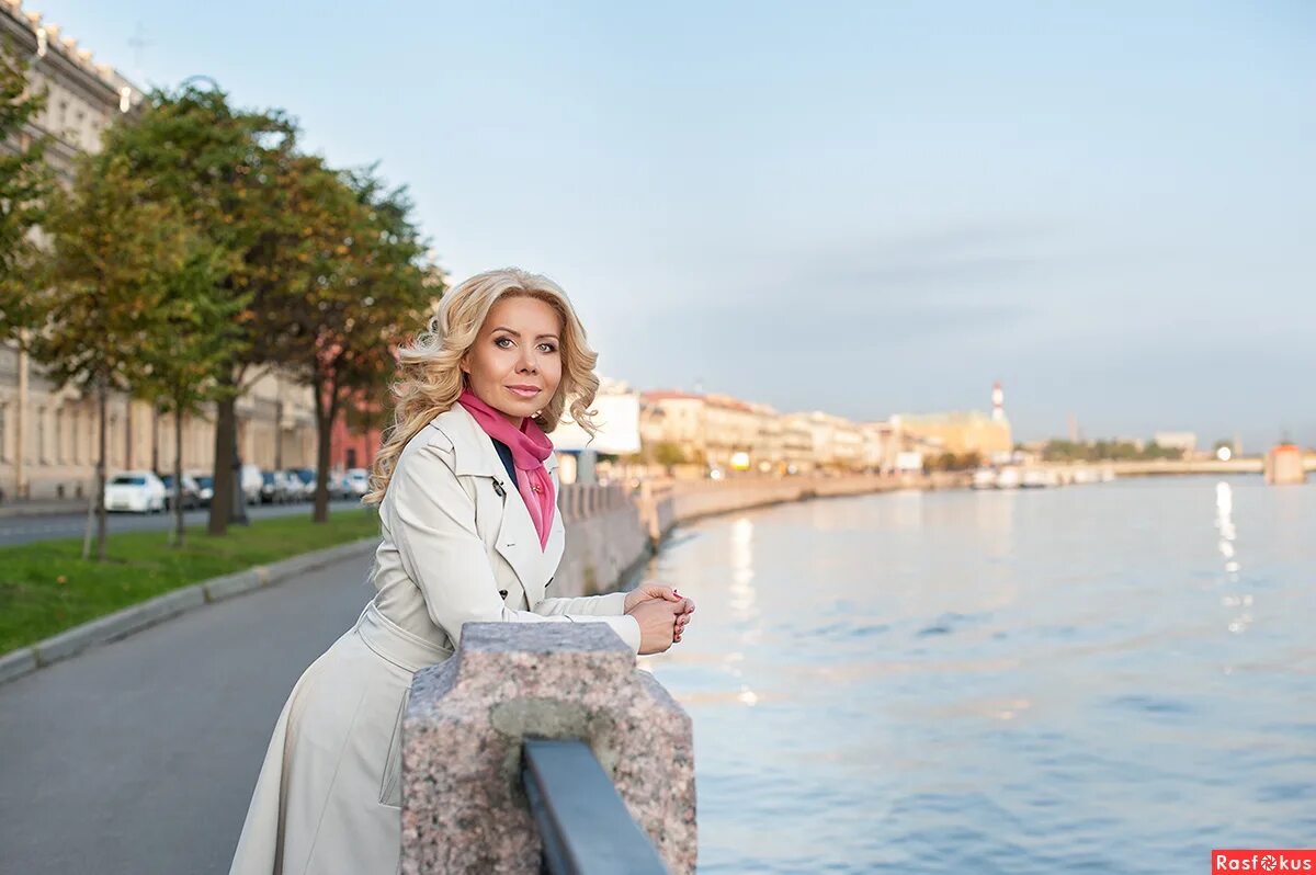 женщины на фоне петербурга. женщину питера. девушка в питере. девушки петербурга. красивые девушки питера.