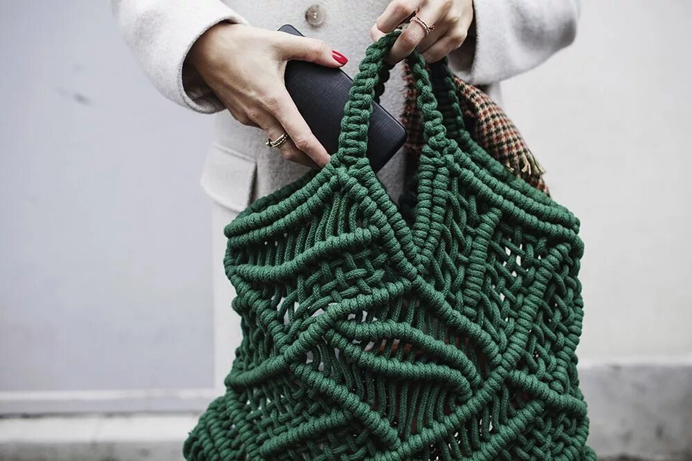 Сумка прада из рафии. Сумка вязаная крючком из шнура. Трикотажная пряжа алтын. Сумка из рафии барбара. Вязаные сумки крючком.