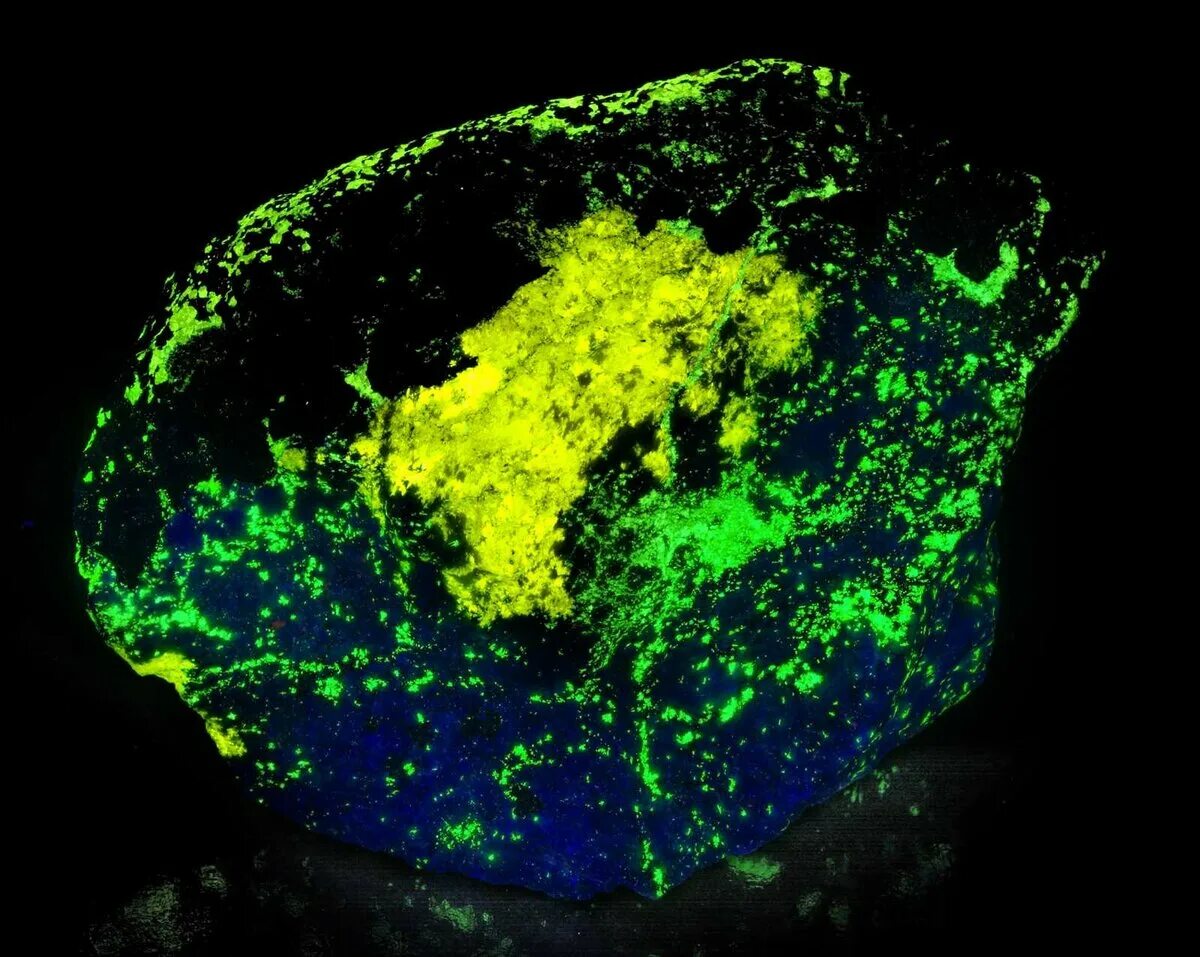 Сиенит ультрафиолет. Флуоресценция урана. Уран минерал. Янтарь под ультрафиолетом.