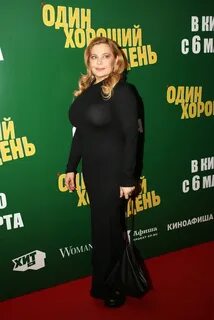 Ирина Пегова похвасталась бюстом шестого размера в облегающем платье " Информаци