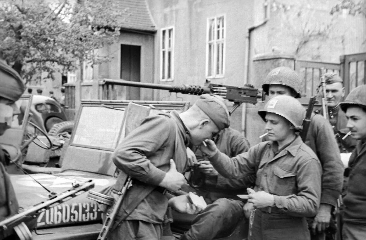 25 апреля 1945. Торгау 1945. встреча в торгау 1945. солдаты ссср и сша встреча на эльбе. встреча американских и советских солдат на реке эльба.