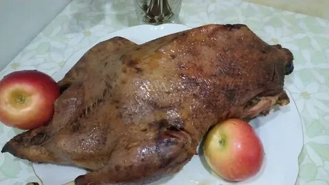 Гусь с яблоками и черносливом