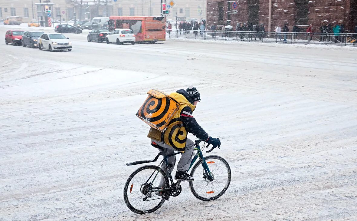 Велосипед зимой. Курьер на велосипеде зимой. Доставщик еды на велосипеде зимой.