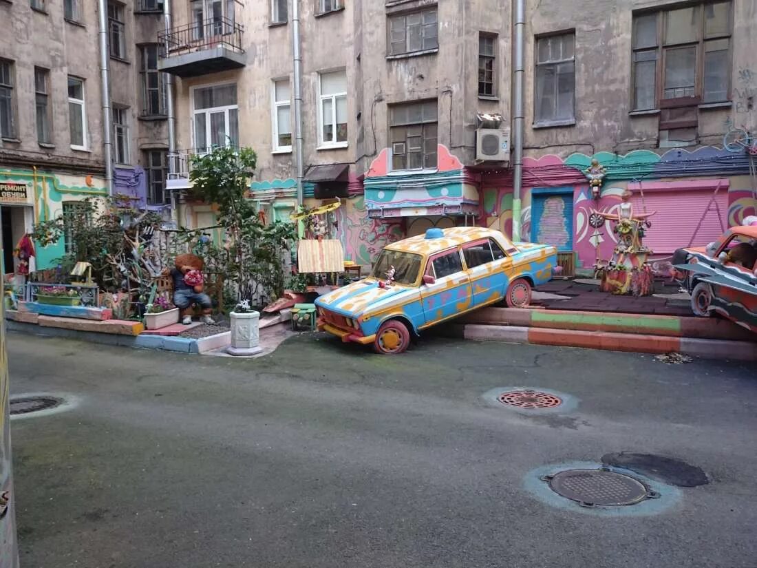 Дворик барда нельсона. Двор нельсона питер. двор нельсона в спб нельсон. художник нельсон спб. двор нельсона в спб фото.